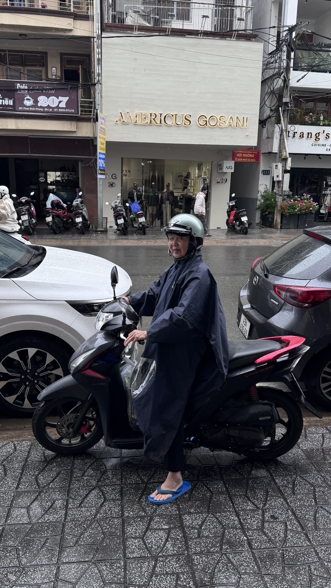 At 70, She Still Delivers Fresh Vegetables by Motorbike — A Powerful Life Lesson from Dalat, Vietnam